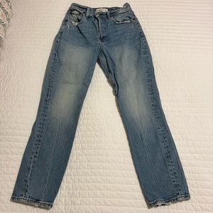Abercrombie Curvy High Rise Mom Jean Size 2/26